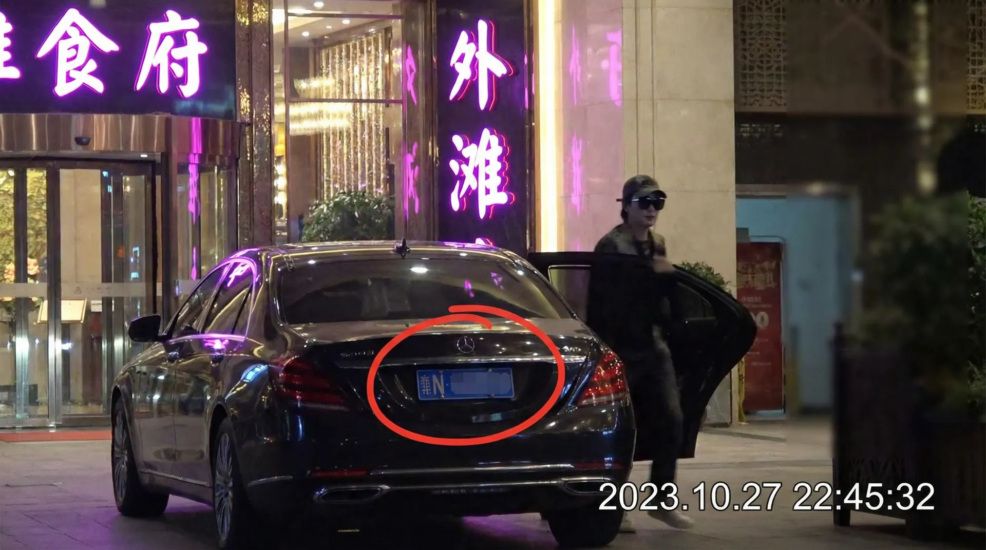 贝博体育平台 - 豪车餐厅外偷拍